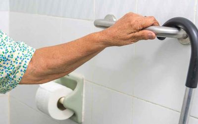 Los mejores consejos para adaptar tu baño a personas mayores y con discapacidad